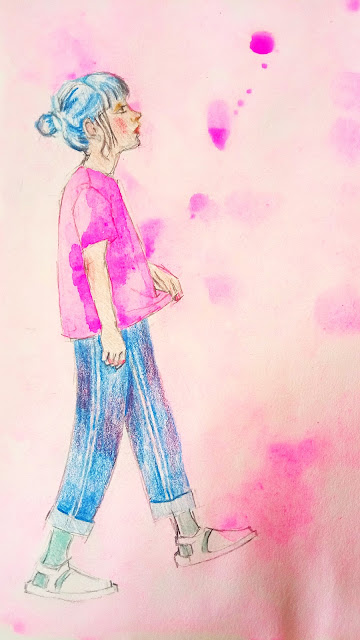 Figura de perfil caminando, con cabello azul, camiseta rosa y pantalón azul