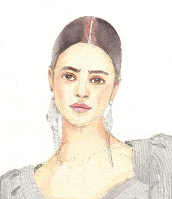 Retrato frontal de una mujer de cabello oscuro recogido y pendientes largos